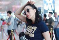 钟丽缇梳半丸子头无张伦硕相伴 歪头捋发风情万种