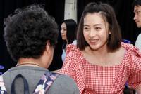心美!阔太甘比为老公刘銮雄行善 端午节给贫困老人送粽子