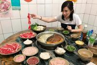 43岁佘诗曼重庆吃火锅俏皮似少女 吐舌夹肉暴露吃货属性