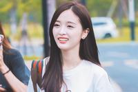 排名重回第一!吴宣仪上班路热裤秀美腿 大笑露牙龈似大妈