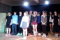 身高是硬伤!林妙可与同学进行汇报演出戴眼镜模样可爱