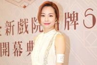 邓丽欣认爱姐弟恋后穿白裙清纯现身 祝方力申找到新女友