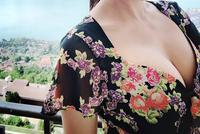 台女星再婚英国外交官生混血二胎 深V爆乳性感大解放