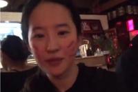 网曝刘亦菲清瘦素颜近照 化身小萌猫对镜甜笑少女味浓