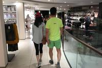 刘强东章泽天十指紧扣逛商场 刘总贴心陪老婆买内衣