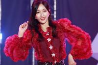 “火箭少女”合体吴宣仪美腿白皙 杨超越小西装变性感御姐