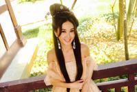 不老女神温碧霞穿古装晒美照 比耶捧脸笑容妩媚动人