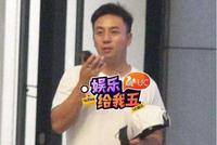恋情曝光?释小龙与美女约会被拍 为减肥只看不吃