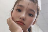 “星女郎”林允手托香腮晒自拍 咬手指嘟嘴卖萌少女感十足
