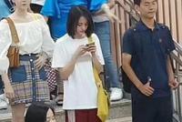 天然美女!网友偶遇郑爽北京地铁拍戏 白T运动裤难掩细直长腿