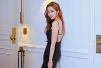 《金秘书》朴敏英性感大解放 穿黑色吊带长裙秀丝滑美背