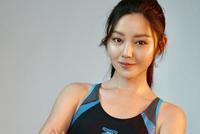 港女星卫诗雅曝泳装写真 前凸后翘身材有料