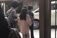 网友香港偶遇王菲母女 李嫣穿搭时髦比妈妈更醒目
