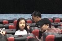网友偶遇贾乃亮带女儿甜馨看电影 一名神秘长发女子陪同