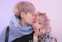 成龙女儿吴卓林携女友甜蜜直播 深情对视亲吻狂秀恩爱