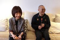 55岁李连杰光头造型精神爽朗 与鲁豫畅谈开怀大笑状态佳