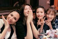 《妻子》四美组火锅局欢聚 谢娜黄色印花裙青春阳光