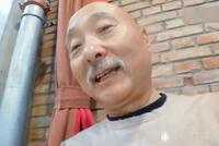 64岁陈佩斯晒近况 眉毛胡须花白脸上现老年斑