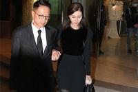 李嘉欣低调现身公公许世勋葬礼 紧牵老公一言不发