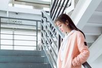 迪丽热巴甜美系运动装扮灵动俏皮 超短裙大秀性感美腿
