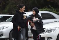 陶虹素颜现身带10岁女儿逛街 母女二人有说有笑心情大好