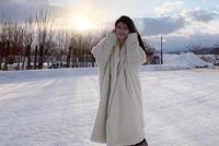 仙女本人!何穗晒雪中美照白到发光 笑容甜美俏皮可爱