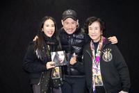 张学友演唱会星光熠熠 莫文蔚草蜢宣萱坐台下挥荧光棒