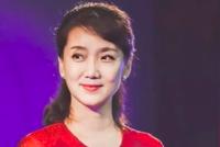 55岁央视名嘴李修平近照曝光 长发飘飘气质温婉动人