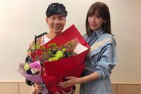 林志颖现身林俊杰演唱会 娇妻变身迷妹送花晒合照