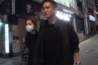 高调秀恩爱!阿Sa与百亿男友深夜漫步十指紧扣