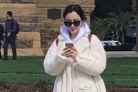 网友旧金山偶遇李小璐甜馨 黑超遮面与友人相聊甚欢