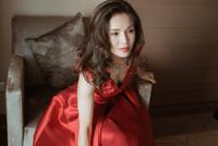 “小龙女”李若彤一袭红裙女人味十足 俯身提鞋小露事业线