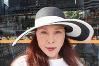 50岁田震罕见晒海滩度假照 游泳不忘自拍惬意悠闲状态好