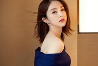 人妻董璇宝蓝长裙大秀香肩美背 与粉丝温柔互动眼神魅惑温柔十足