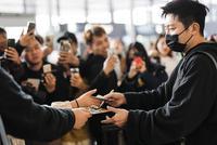 郭京飞机场遇硬核男粉:幸亏洗白不然今天该揍你
