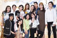 baby现身贵妇聚会低调半蹲合影 手指受伤半月仍戴固定器