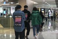 网友香港偶遇杜海涛沈梦辰逛街 与女方合照赞其颜值高