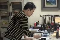 毕福剑近照曝光 发型凌乱满脸憔悴写书法