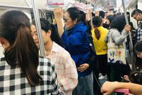 60岁倪萍长沙挤地铁 朋友一旁扶腰怕摔倒