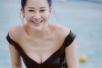 50岁许晴穿性感纱裙肆意大笑 极致身材一览无遗
