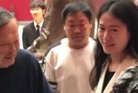 96岁杨振宁出席活动大秀书法 牵手翁帆难掩幸福
