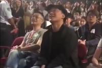 在线追星!陈奕迅现身林宥嘉演唱会 两人互比爱心超有爱