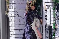 秦海璐妆容朴素变中餐厅煮妇 手脚淤青抱餐具无暇顾及形象