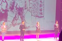 关晓彤吴磊北电文艺演出同台 两人合唱红歌男帅女美