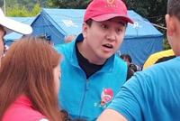 翟天临现身四川宜宾 戴红帽子穿蓝背心为灾民发放物资