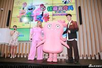 郑少秋女儿郑欣宜穿粉色套装现身 笑容爽朗显自信