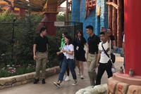 网友欢乐谷偶遇迪丽热巴录节目 高马尾黑白休闲装清爽十足