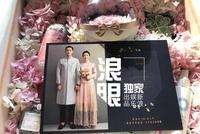 高甜!张若昀唐艺昕婚礼伴手礼曝光 牵手拍婚纱照甜笑恩爱