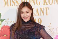 2019香港小姐竞选面试美女如云 众佳丽齐穿华服美裙亮相