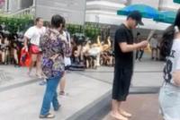 翟天临现身泰国低调祈福 双膝跪地上香诚意十足